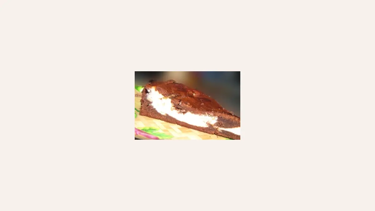 Шоколадный пирог с маскарпоне и мраморным рисунком
